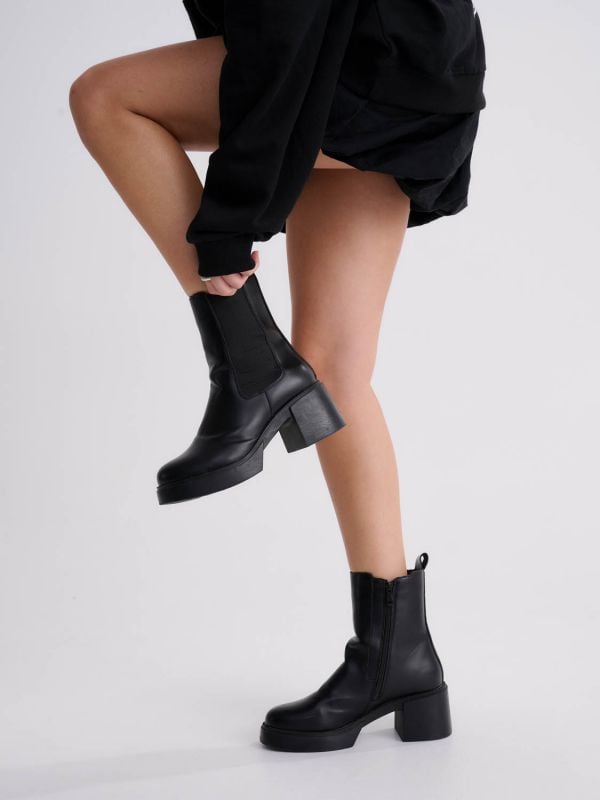 מגפי דמוי עור