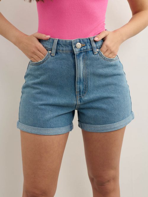 מכנסי ג’ינס קצרים לנשים